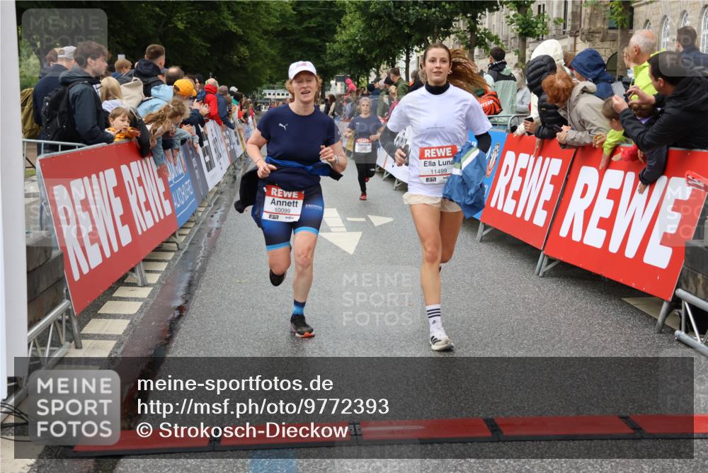 14.06.2026 - REWE Women's Run Strokosch-Dieckow http://msf.ph/oto/9772393 14.06.2026 09:54:41 Ziel 10099, 10392, 10440, 10806, 10986, 11368, 11499 meine-sportfotos.de