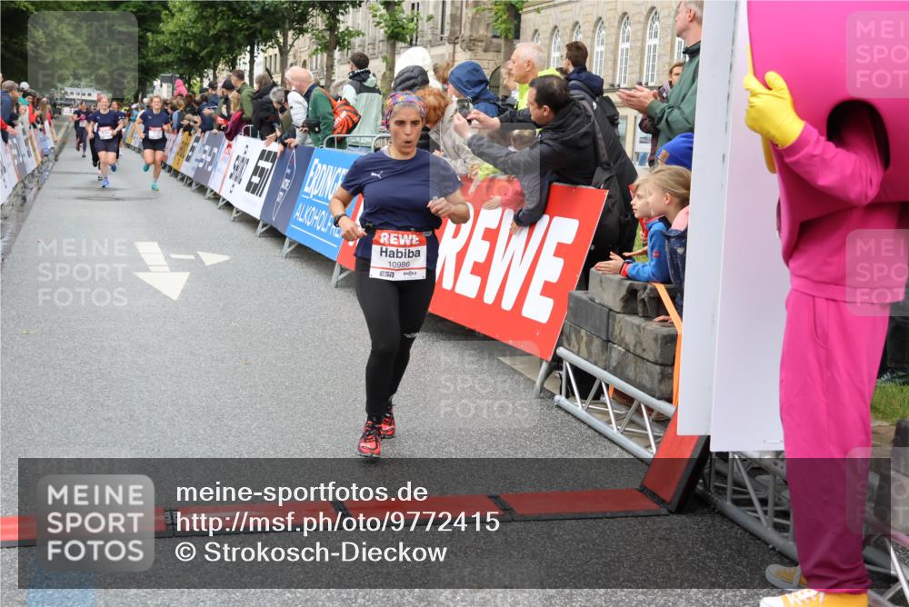 14.06.2026 - REWE Women's Run Strokosch-Dieckow http://msf.ph/oto/9772415 14.06.2026 09:54:44 Ziel 10099, 10392, 10806, 10986, 11179, 11368, 11499 meine-sportfotos.de
