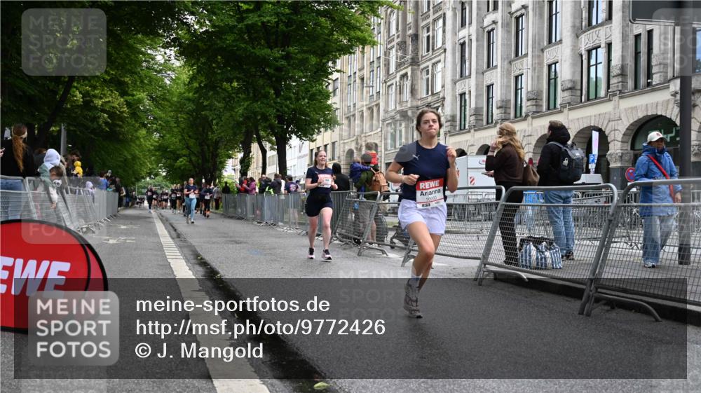 14.06.2026 - REWE Women's Run J. Mangold http://msf.ph/oto/9772426 14.06.2026 10:01:01 Ziel 10121, 10221, 10792, 10933, 11375 meine-sportfotos.de