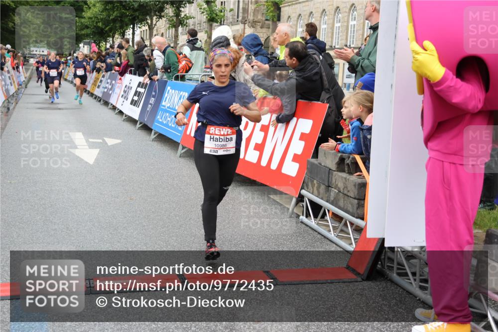14.06.2026 - REWE Women's Run Strokosch-Dieckow http://msf.ph/oto/9772435 14.06.2026 09:54:44 Ziel 10099, 10392, 10806, 10986, 11179, 11368, 11499 meine-sportfotos.de