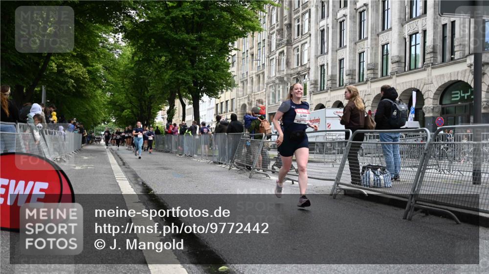 14.06.2026 - REWE Women's Run J. Mangold http://msf.ph/oto/9772442 14.06.2026 10:01:03 Ziel 10121, 10792, 10933, 11319, 11375 meine-sportfotos.de