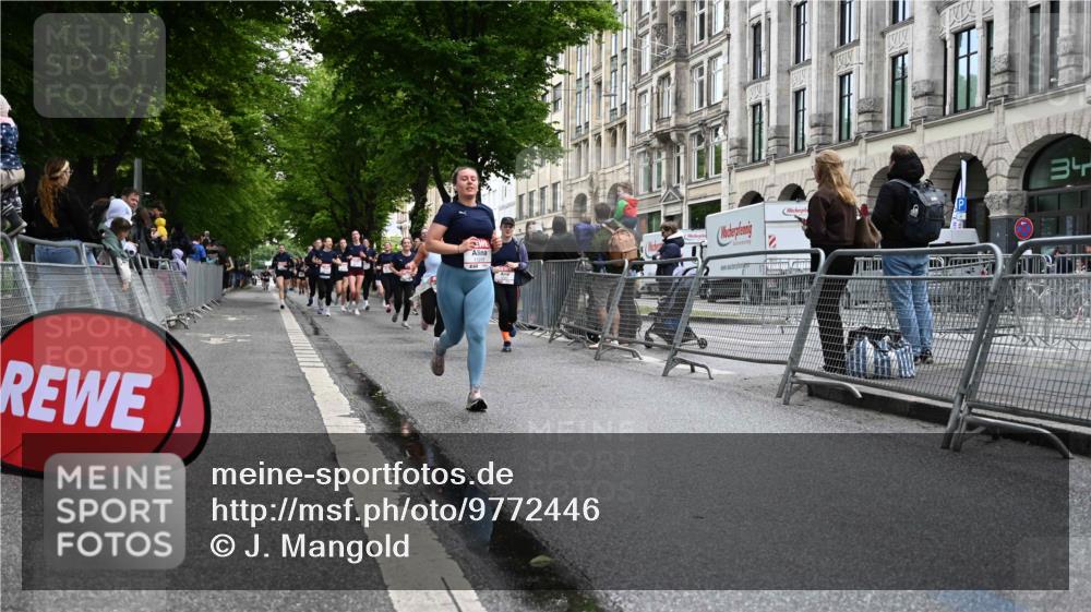 14.06.2026 - REWE Women's Run J. Mangold http://msf.ph/oto/9772446 14.06.2026 10:01:08 Ziel 10369, 10902, 10915, 11196, 11319 meine-sportfotos.de
