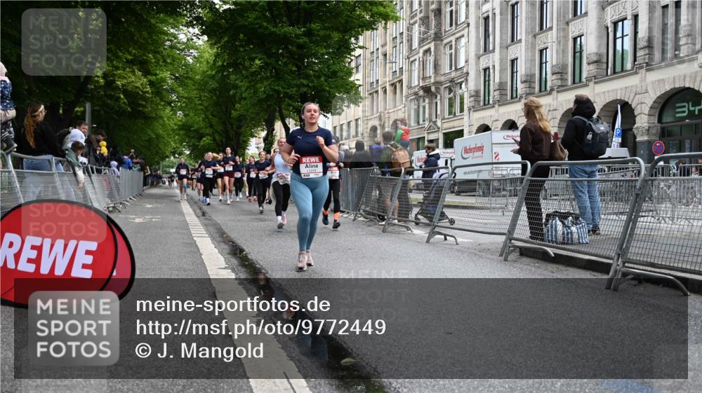 14.06.2026 - REWE Women's Run J. Mangold http://msf.ph/oto/9772449 14.06.2026 10:01:08 Ziel 10369, 10902, 10915, 11196, 11319 meine-sportfotos.de