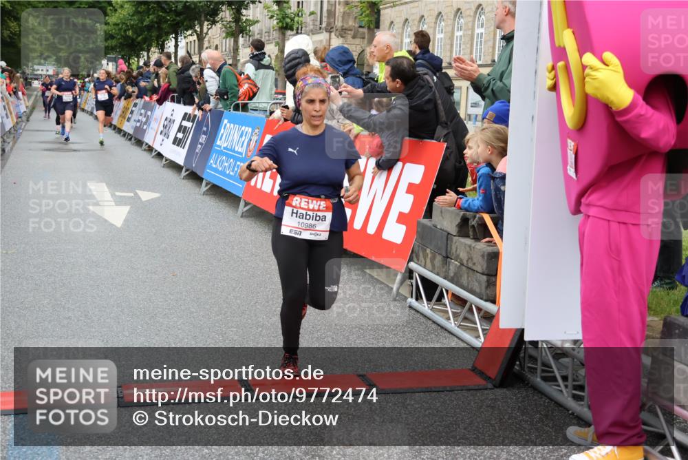 14.06.2026 - REWE Women's Run Strokosch-Dieckow http://msf.ph/oto/9772474 14.06.2026 09:54:44 Ziel 10099, 10392, 10806, 10986, 11179, 11368, 11499 meine-sportfotos.de
