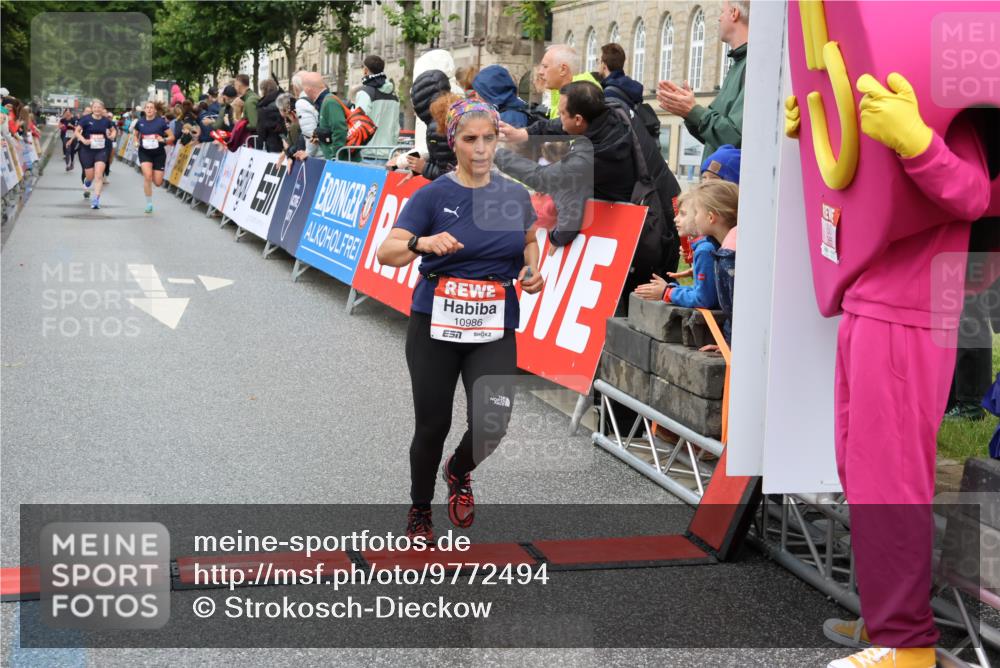 14.06.2026 - REWE Women's Run Strokosch-Dieckow http://msf.ph/oto/9772494 14.06.2026 09:54:44 Ziel 10099, 10392, 10806, 10986, 11179, 11368, 11499 meine-sportfotos.de