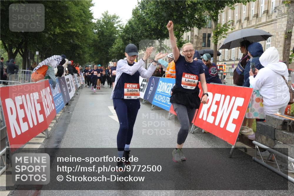 14.06.2026 - REWE Women's Run Strokosch-Dieckow http://msf.ph/oto/9772500 14.06.2026 11:09:54 Ziel 5278, 5465 meine-sportfotos.de