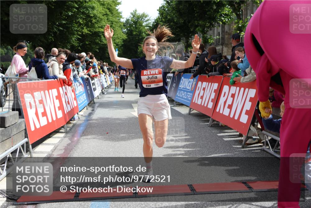 14.06.2026 - REWE Women's Run Strokosch-Dieckow http://msf.ph/oto/9772521 14.06.2026 10:55:35 Ziel 5287, 5308, 5702 meine-sportfotos.de