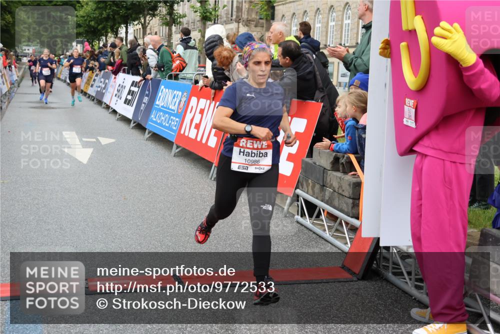 14.06.2026 - REWE Women's Run Strokosch-Dieckow http://msf.ph/oto/9772533 14.06.2026 09:54:44 Ziel 10099, 10392, 10806, 10986, 11179, 11368, 11499 meine-sportfotos.de