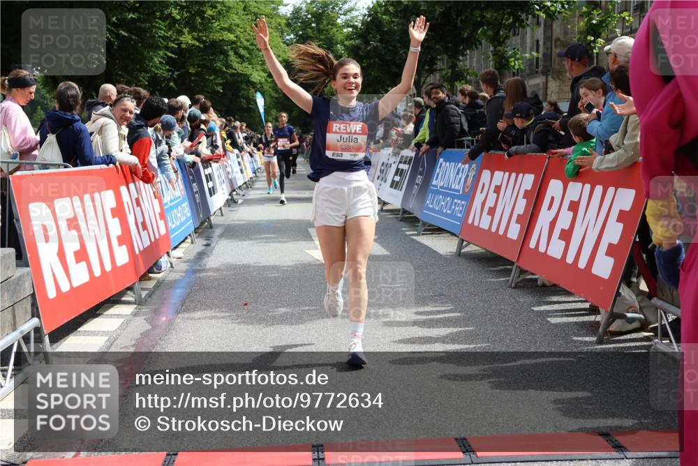 14.06.2026 - REWE Women's Run Strokosch-Dieckow http://msf.ph/oto/9772634 14.06.2026 10:55:34 Ziel 5287, 5308, 5702 meine-sportfotos.de