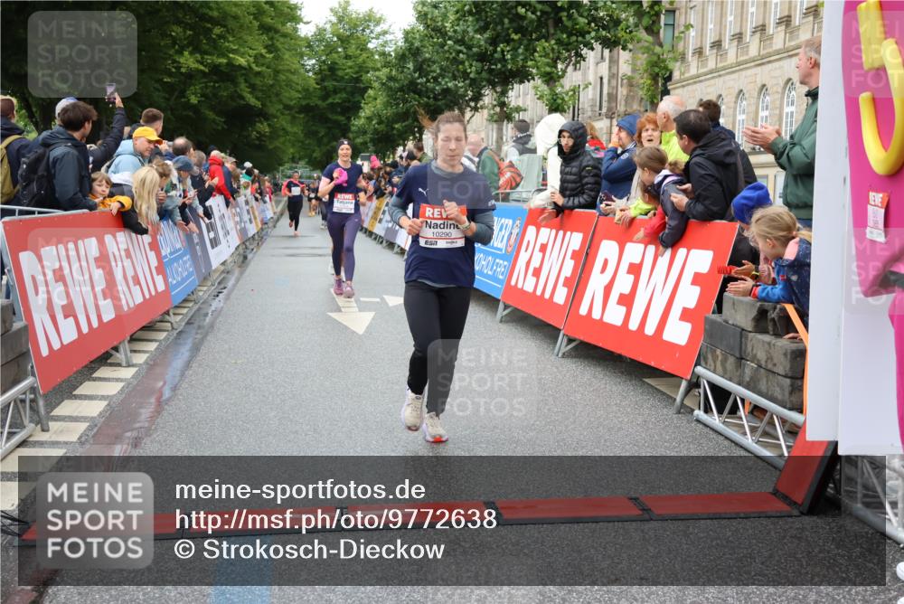 14.06.2026 - REWE Women's Run Strokosch-Dieckow http://msf.ph/oto/9772638 14.06.2026 09:54:53 Ziel 10066, 10290, 11167, 11179, 11407, 11438 meine-sportfotos.de