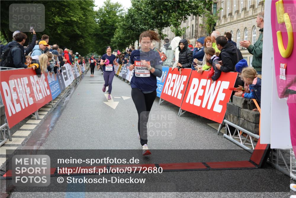 14.06.2026 - REWE Women's Run Strokosch-Dieckow http://msf.ph/oto/9772680 14.06.2026 09:54:53 Ziel 10066, 10290, 11167, 11179, 11407, 11438 meine-sportfotos.de