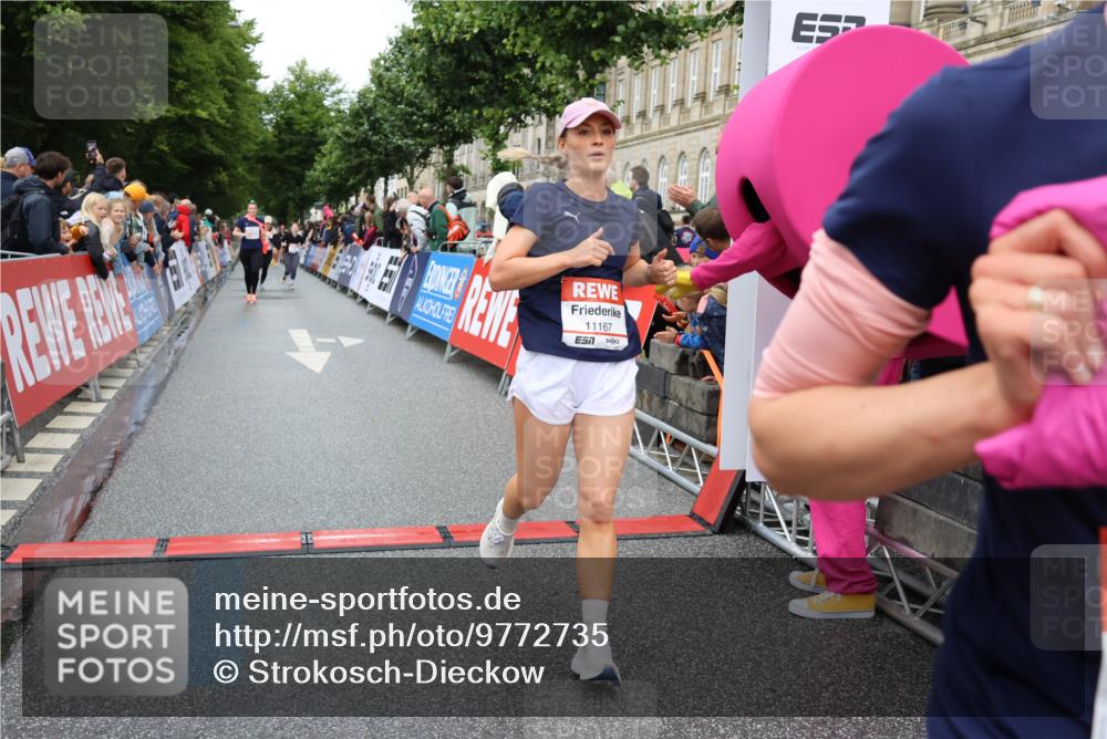 14.06.2026 - REWE Women's Run Strokosch-Dieckow http://msf.ph/oto/9772735 14.06.2026 09:54:57 Ziel 10066, 10290, 11167, 11266, 11273, 11407, 11438 meine-sportfotos.de