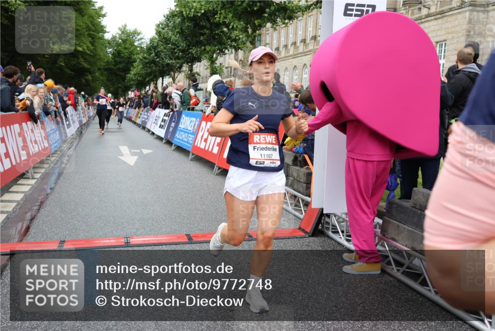 14.06.2026 - REWE Women's Run Strokosch-Dieckow http://msf.ph/oto/9772748 14.06.2026 09:54:57 Ziel 10066, 10290, 11167, 11266, 11273, 11407, 11438 meine-sportfotos.de