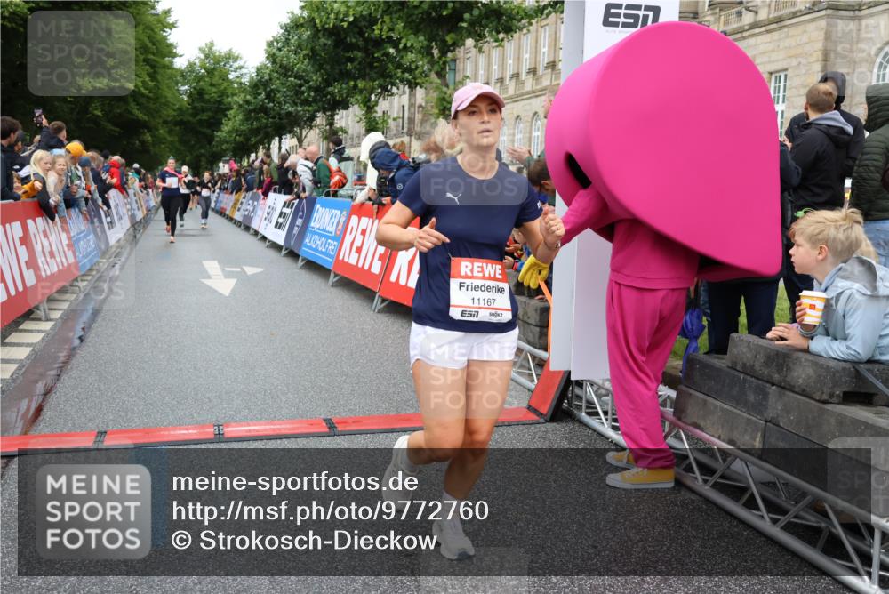14.06.2026 - REWE Women's Run Strokosch-Dieckow http://msf.ph/oto/9772760 14.06.2026 09:54:57 Ziel 10066, 10290, 11167, 11266, 11273, 11407, 11438 meine-sportfotos.de