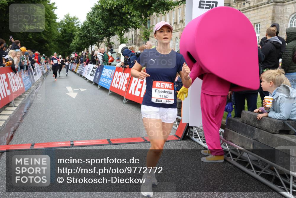 14.06.2026 - REWE Women's Run Strokosch-Dieckow http://msf.ph/oto/9772772 14.06.2026 09:54:57 Ziel 10066, 10290, 11167, 11266, 11273, 11407, 11438 meine-sportfotos.de