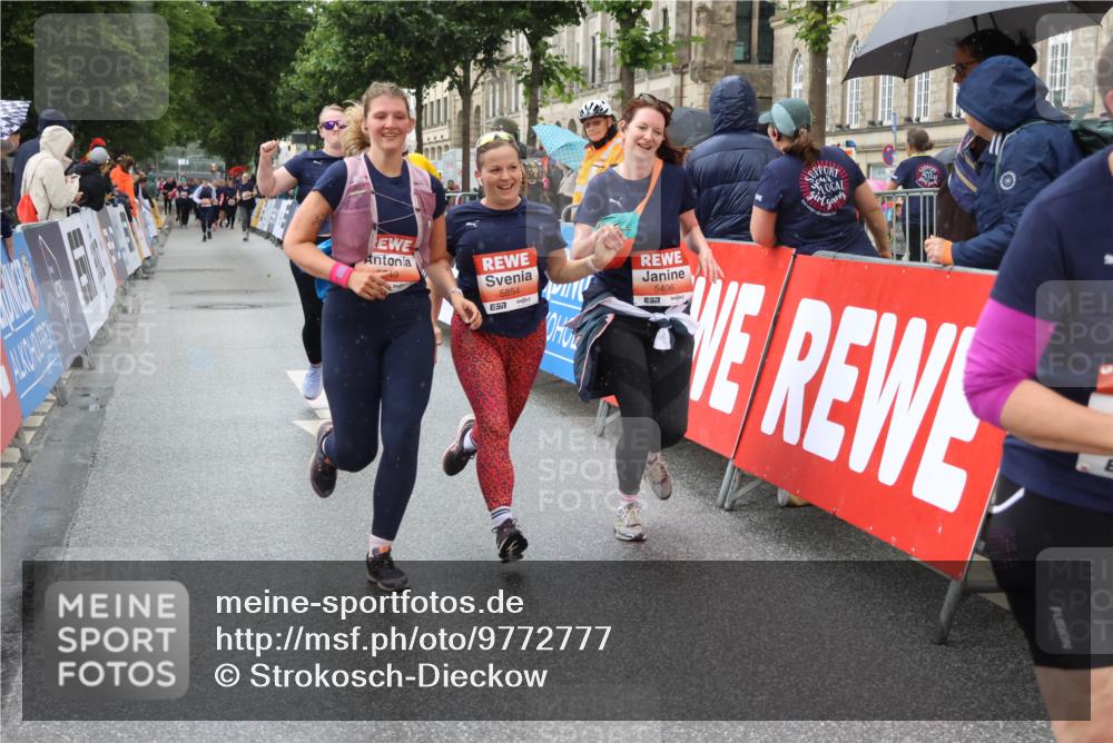 14.06.2026 - REWE Women's Run Strokosch-Dieckow http://msf.ph/oto/9772777 14.06.2026 11:09:37 Ziel 5406, 5549, 5576, 5761, 5762, 5836, 5854, 5968, 5981, 5987 meine-sportfotos.de