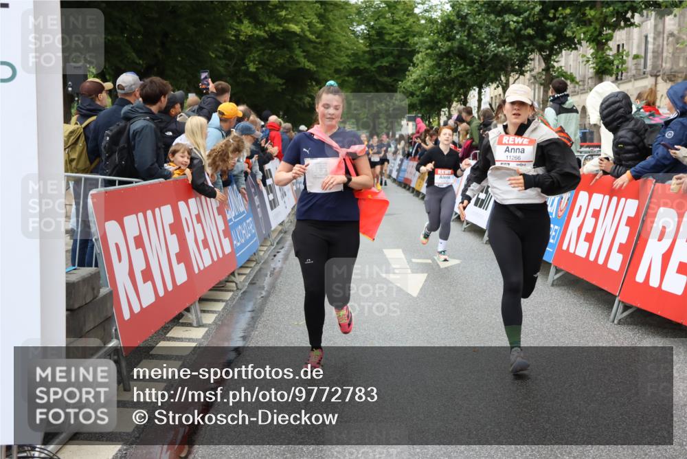 14.06.2026 - REWE Women's Run Strokosch-Dieckow http://msf.ph/oto/9772783 14.06.2026 09:55:01 Ziel 10290, 11167, 11266, 11270, 11273, 11438 meine-sportfotos.de
