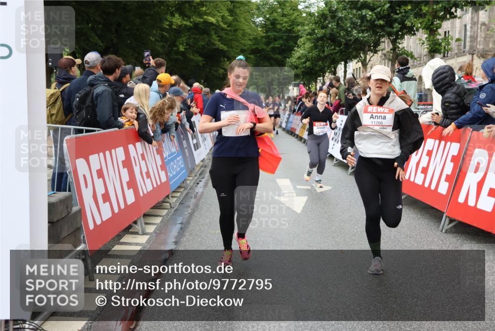 14.06.2026 - REWE Women's Run Strokosch-Dieckow http://msf.ph/oto/9772795 14.06.2026 09:55:01 Ziel 10290, 11167, 11266, 11270, 11273, 11438 meine-sportfotos.de