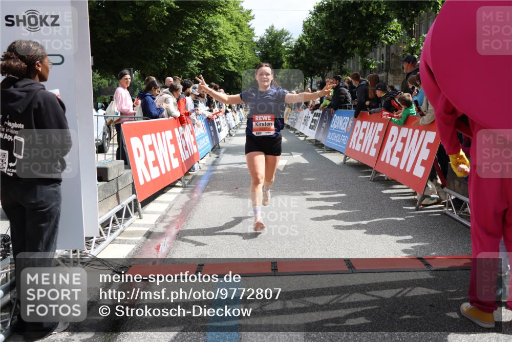 14.06.2026 - REWE Women's Run Strokosch-Dieckow http://msf.ph/oto/9772807 14.06.2026 10:55:17 Ziel 5649, 5718, 5837 meine-sportfotos.de