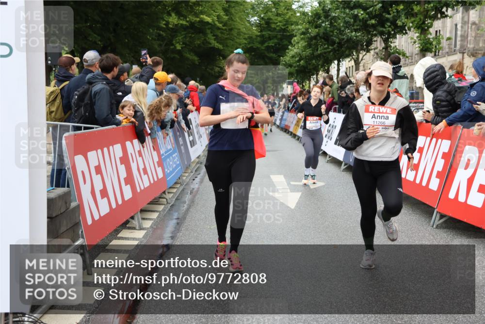 14.06.2026 - REWE Women's Run Strokosch-Dieckow http://msf.ph/oto/9772808 14.06.2026 09:55:01 Ziel 10290, 11167, 11266, 11270, 11273, 11438 meine-sportfotos.de