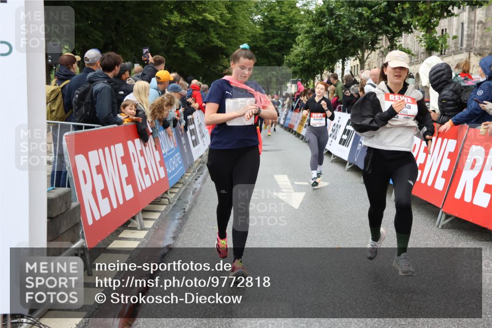 14.06.2026 - REWE Women's Run Strokosch-Dieckow http://msf.ph/oto/9772818 14.06.2026 09:55:01 Ziel 10290, 11167, 11266, 11270, 11273, 11438 meine-sportfotos.de