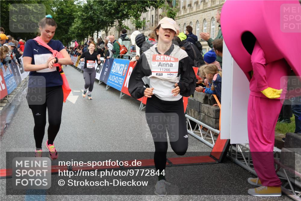 14.06.2026 - REWE Women's Run Strokosch-Dieckow http://msf.ph/oto/9772844 14.06.2026 09:55:02 Ziel 11167, 11266, 11270, 11273, 11438 meine-sportfotos.de