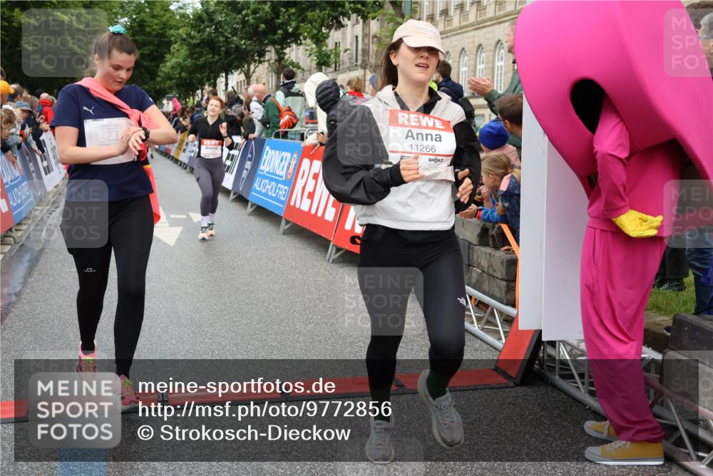14.06.2026 - REWE Women's Run Strokosch-Dieckow http://msf.ph/oto/9772856 14.06.2026 09:55:02 Ziel 11167, 11266, 11270, 11273, 11438 meine-sportfotos.de