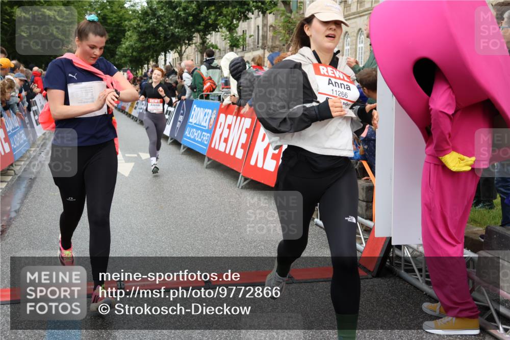 14.06.2026 - REWE Women's Run Strokosch-Dieckow http://msf.ph/oto/9772866 14.06.2026 09:55:02 Ziel 11167, 11266, 11270, 11273, 11438 meine-sportfotos.de