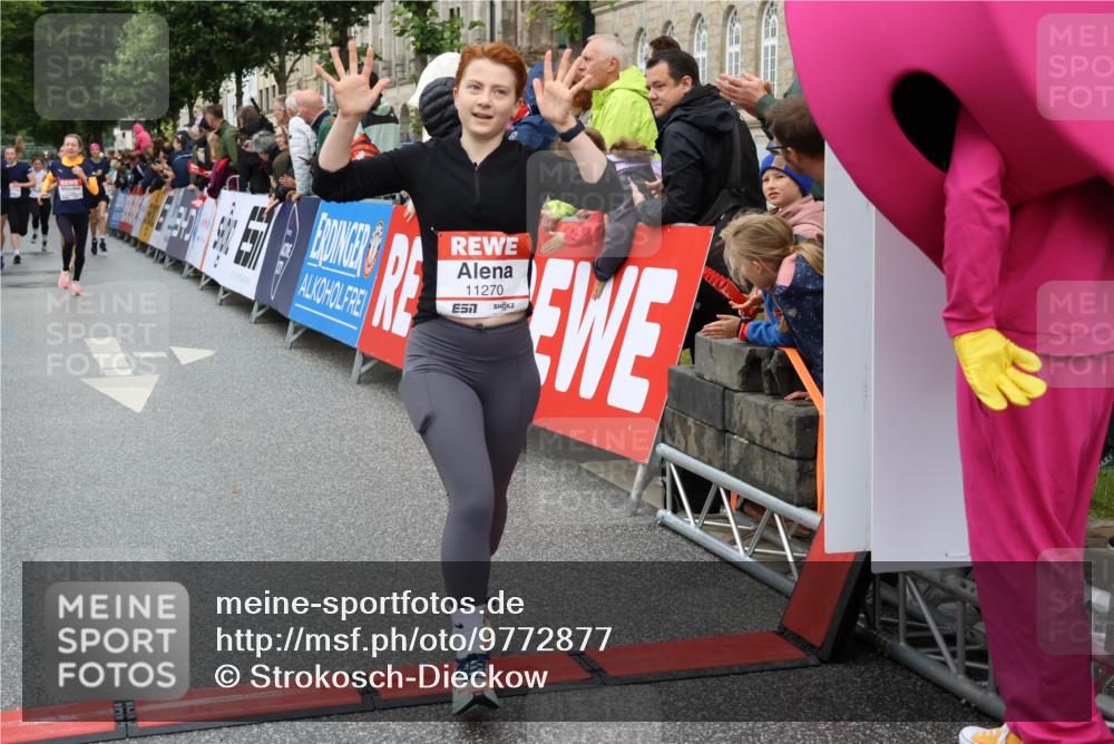 14.06.2026 - REWE Women's Run Strokosch-Dieckow http://msf.ph/oto/9772877 14.06.2026 09:55:04 Ziel 11167, 11238, 11266, 11270, 11273 meine-sportfotos.de