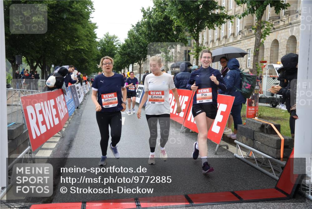14.06.2026 - REWE Women's Run Strokosch-Dieckow http://msf.ph/oto/9772885 14.06.2026 11:09:34 Ziel 5259, 5279, 5406, 5549, 5761, 5762, 5836, 5854, 5968, 5981, 5987 meine-sportfotos.de