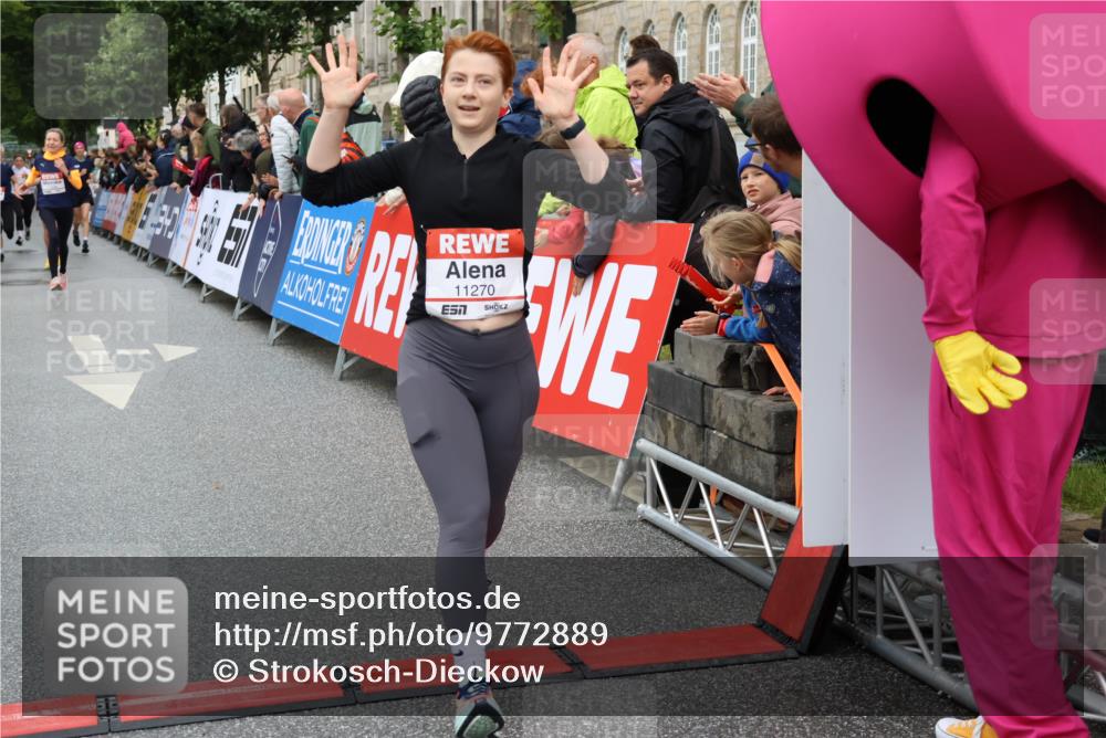 14.06.2026 - REWE Women's Run Strokosch-Dieckow http://msf.ph/oto/9772889 14.06.2026 09:55:04 Ziel 11167, 11238, 11266, 11270, 11273 meine-sportfotos.de