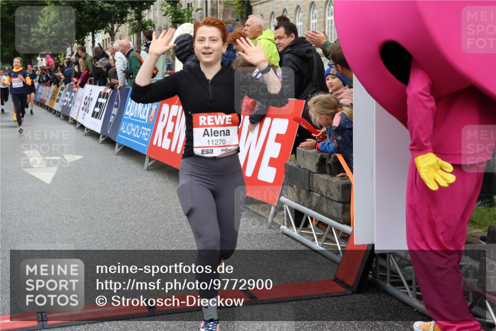 14.06.2026 - REWE Women's Run Strokosch-Dieckow http://msf.ph/oto/9772900 14.06.2026 09:55:04 Ziel 11167, 11238, 11266, 11270, 11273 meine-sportfotos.de