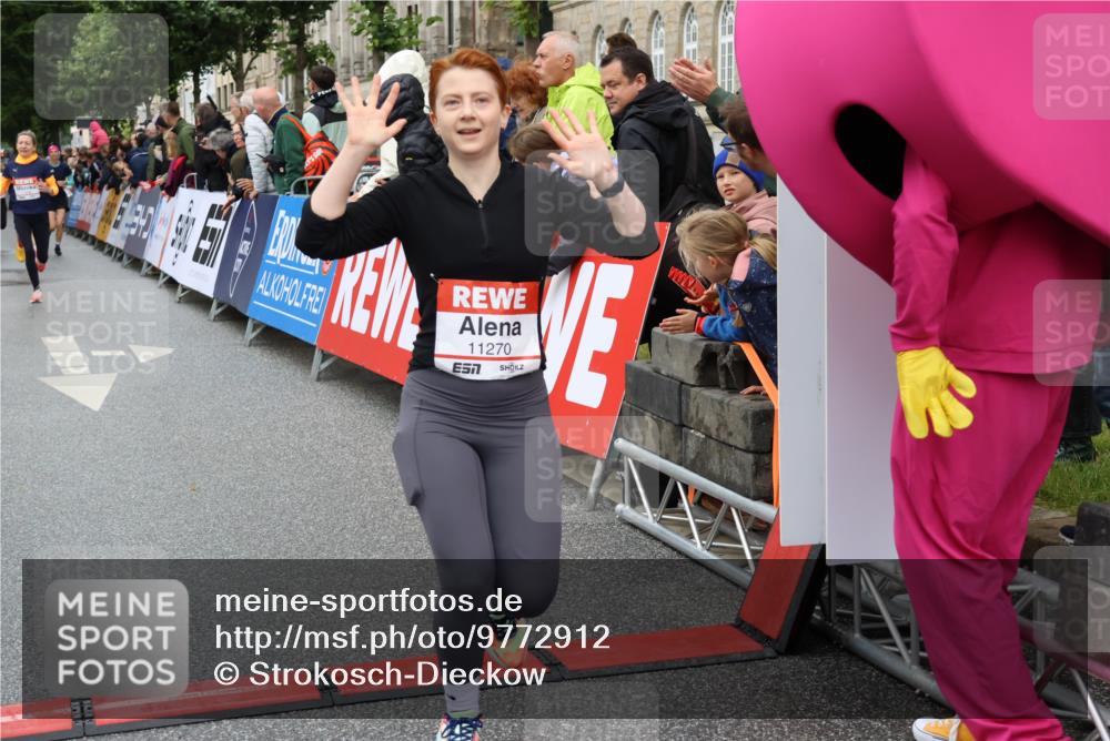 14.06.2026 - REWE Women's Run Strokosch-Dieckow http://msf.ph/oto/9772912 14.06.2026 09:55:04 Ziel 11167, 11238, 11266, 11270, 11273 meine-sportfotos.de