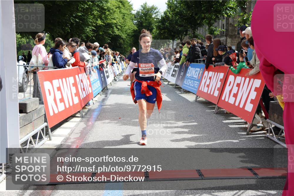 14.06.2026 - REWE Women's Run Strokosch-Dieckow http://msf.ph/oto/9772915 14.06.2026 10:55:15 Ziel 5649, 5718, 5837 meine-sportfotos.de