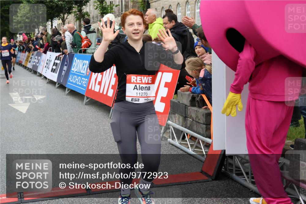 14.06.2026 - REWE Women's Run Strokosch-Dieckow http://msf.ph/oto/9772923 14.06.2026 09:55:04 Ziel 11167, 11238, 11266, 11270, 11273 meine-sportfotos.de