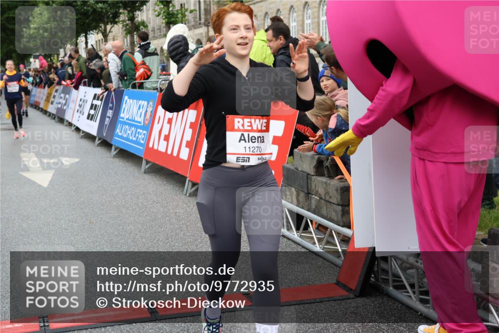 14.06.2026 - REWE Women's Run Strokosch-Dieckow http://msf.ph/oto/9772935 14.06.2026 09:55:04 Ziel 11167, 11238, 11266, 11270, 11273 meine-sportfotos.de