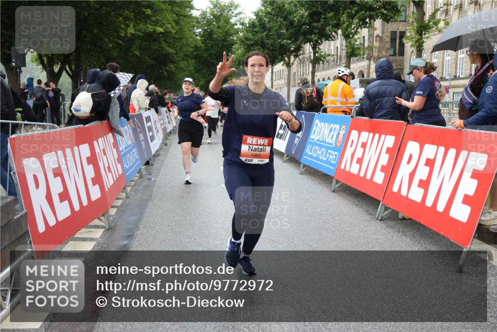 14.06.2026 - REWE Women's Run Strokosch-Dieckow http://msf.ph/oto/9772972 14.06.2026 11:09:28 Ziel 5259, 5279, 5600, 5681, 5836, 5927, 5968 meine-sportfotos.de