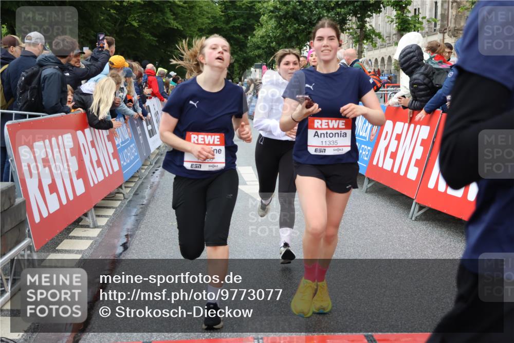 14.06.2026 - REWE Women's Run Strokosch-Dieckow http://msf.ph/oto/9773077 14.06.2026 09:55:10 Ziel 10154, 10343, 10352, 10526, 11056, 11238, 11270, 11335 meine-sportfotos.de