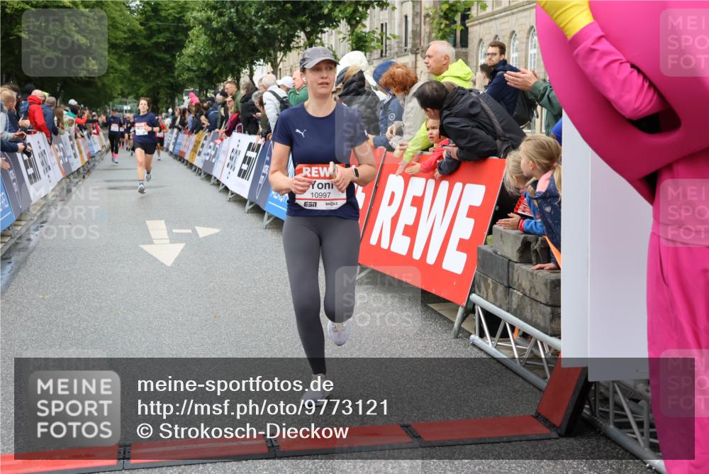 14.06.2026 - REWE Women's Run Strokosch-Dieckow http://msf.ph/oto/9773121 14.06.2026 09:55:20 Ziel 10997, 11443 meine-sportfotos.de