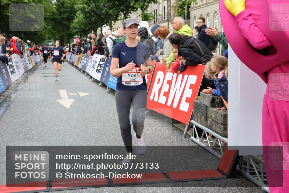 14.06.2026 - REWE Women's Run Strokosch-Dieckow http://msf.ph/oto/9773133 14.06.2026 09:55:20 Ziel 10997, 11443 meine-sportfotos.de