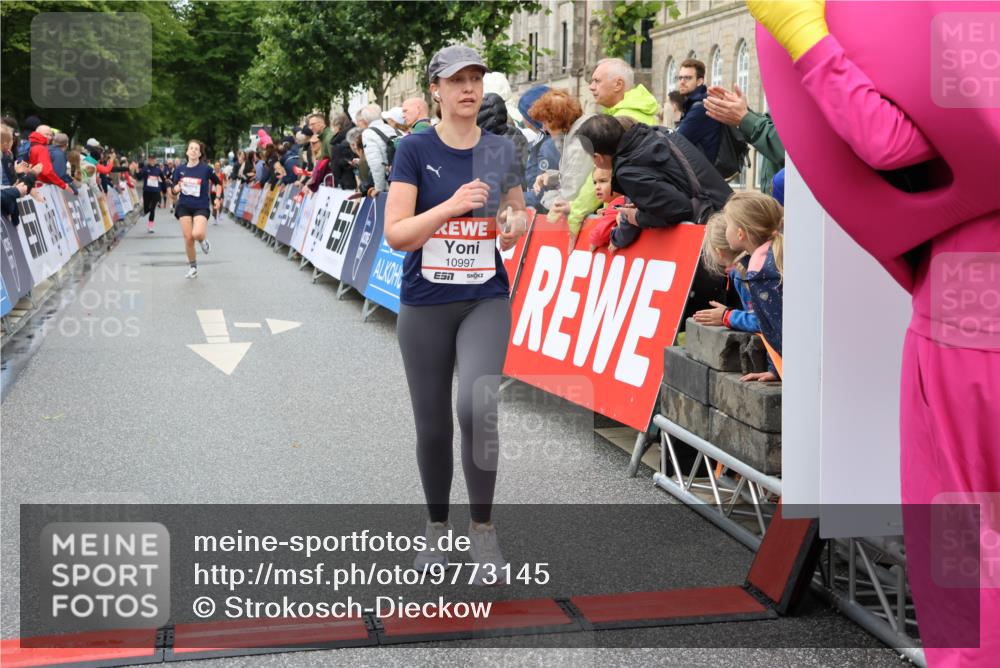 14.06.2026 - REWE Women's Run Strokosch-Dieckow http://msf.ph/oto/9773145 14.06.2026 09:55:20 Ziel 10997, 11443 meine-sportfotos.de