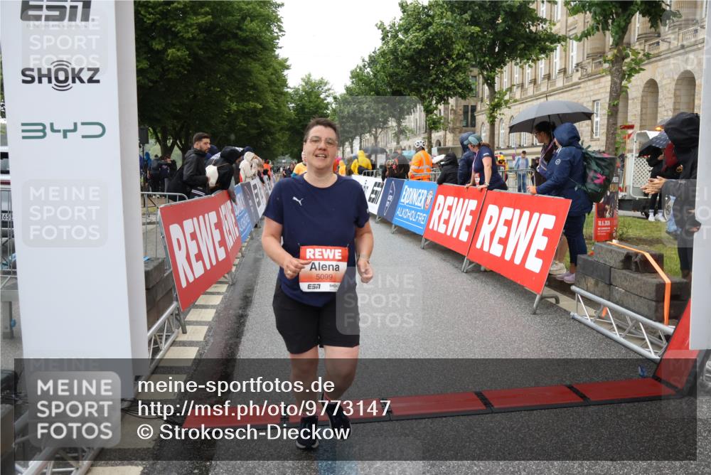 14.06.2026 - REWE Women's Run Strokosch-Dieckow http://msf.ph/oto/9773147 14.06.2026 11:09:17 Ziel 5037, 5099, 5543, 5544, 5600, 5653, 5732, 5755, 5825, 5841, 5925 meine-sportfotos.de