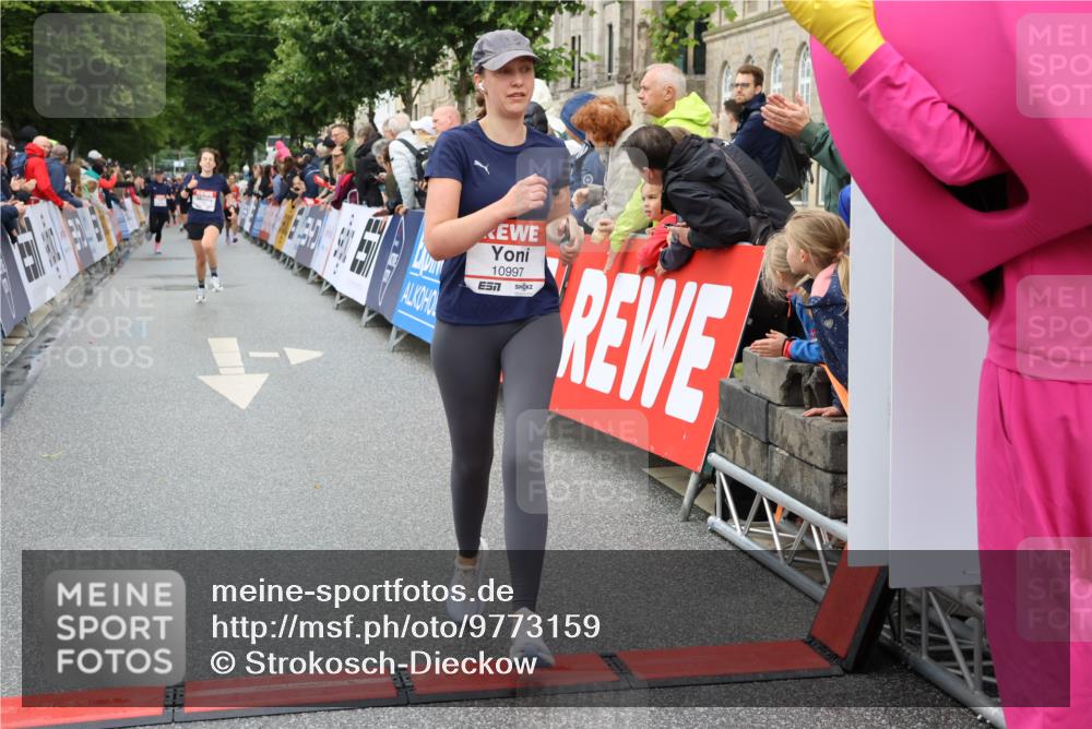 14.06.2026 - REWE Women's Run Strokosch-Dieckow http://msf.ph/oto/9773159 14.06.2026 09:55:20 Ziel 10997, 11443 meine-sportfotos.de