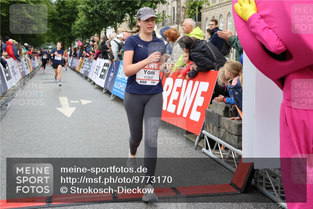 14.06.2026 - REWE Women's Run Strokosch-Dieckow http://msf.ph/oto/9773170 14.06.2026 09:55:21 Ziel 10997, 11443 meine-sportfotos.de
