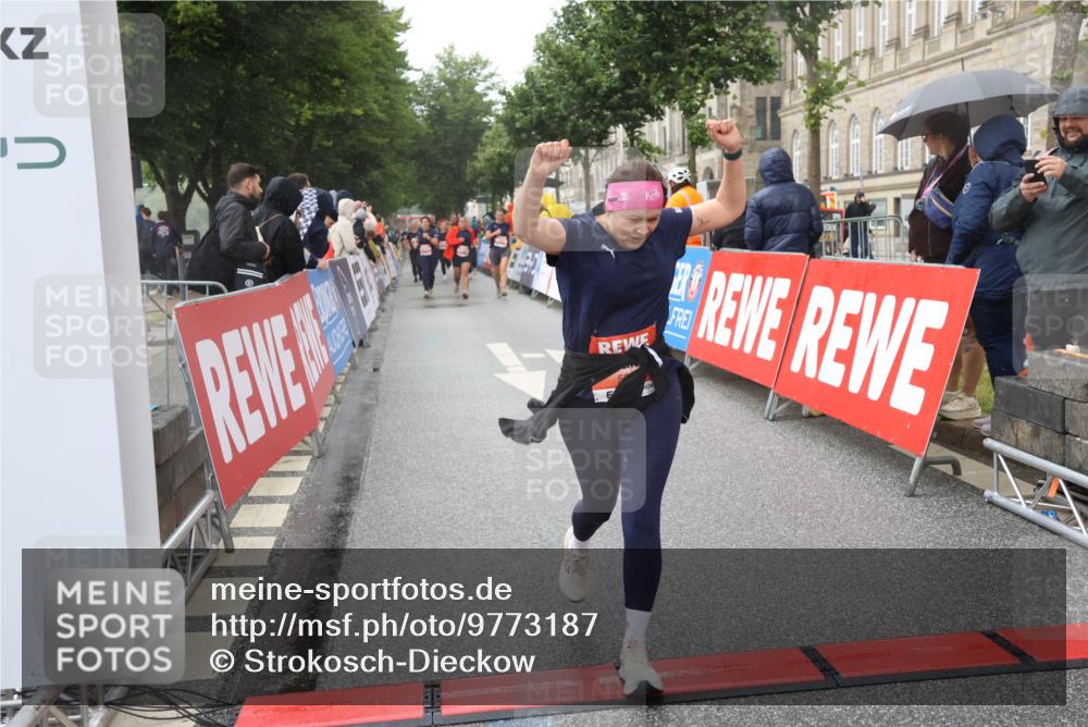 14.06.2026 - REWE Women's Run Strokosch-Dieckow http://msf.ph/oto/9773187 14.06.2026 11:09:02 Ziel 5073, 5135, 5271, 5338, 5758, 5947, 6039 meine-sportfotos.de