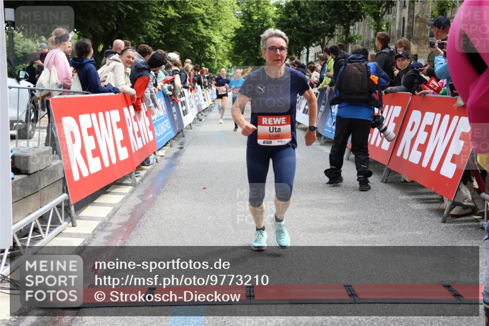 14.06.2026 - REWE Women's Run Strokosch-Dieckow http://msf.ph/oto/9773210 14.06.2026 10:54:48 Ziel 5189, 5516, 5707, 5715 meine-sportfotos.de