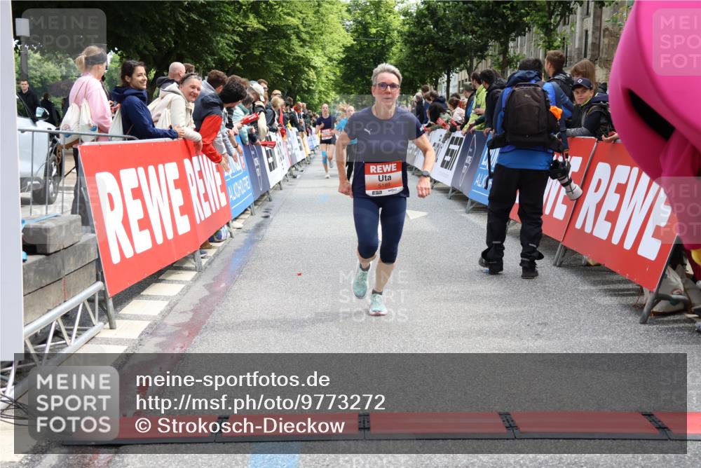 14.06.2026 - REWE Women's Run Strokosch-Dieckow http://msf.ph/oto/9773272 14.06.2026 10:54:48 Ziel 5189, 5516, 5707, 5715 meine-sportfotos.de