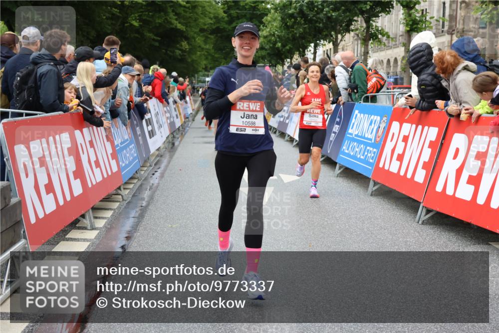 14.06.2026 - REWE Women's Run Strokosch-Dieckow http://msf.ph/oto/9773337 14.06.2026 09:55:28 Ziel 10150, 10598, 10997, 11300, 11443 meine-sportfotos.de