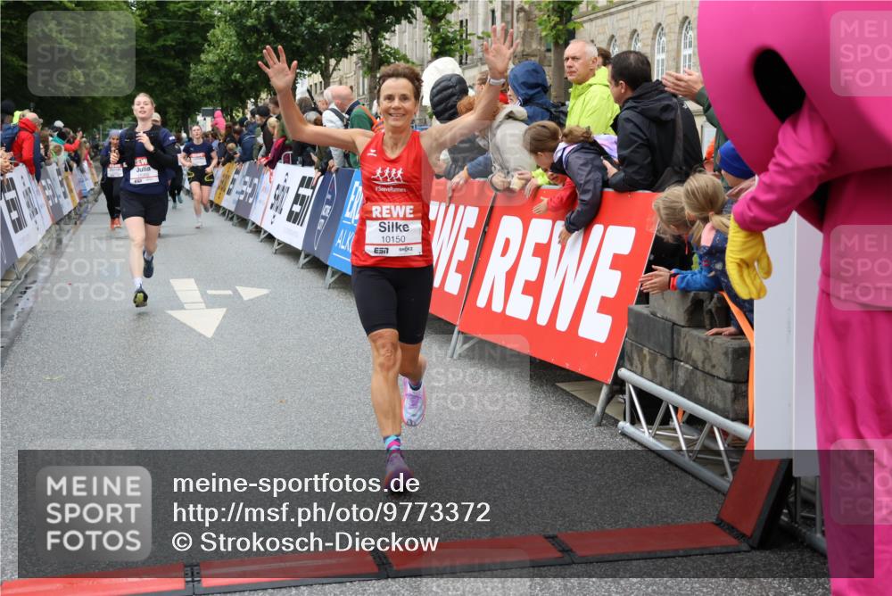 14.06.2026 - REWE Women's Run Strokosch-Dieckow http://msf.ph/oto/9773372 14.06.2026 09:55:30 Ziel 10150, 10598, 11300, 11443 meine-sportfotos.de