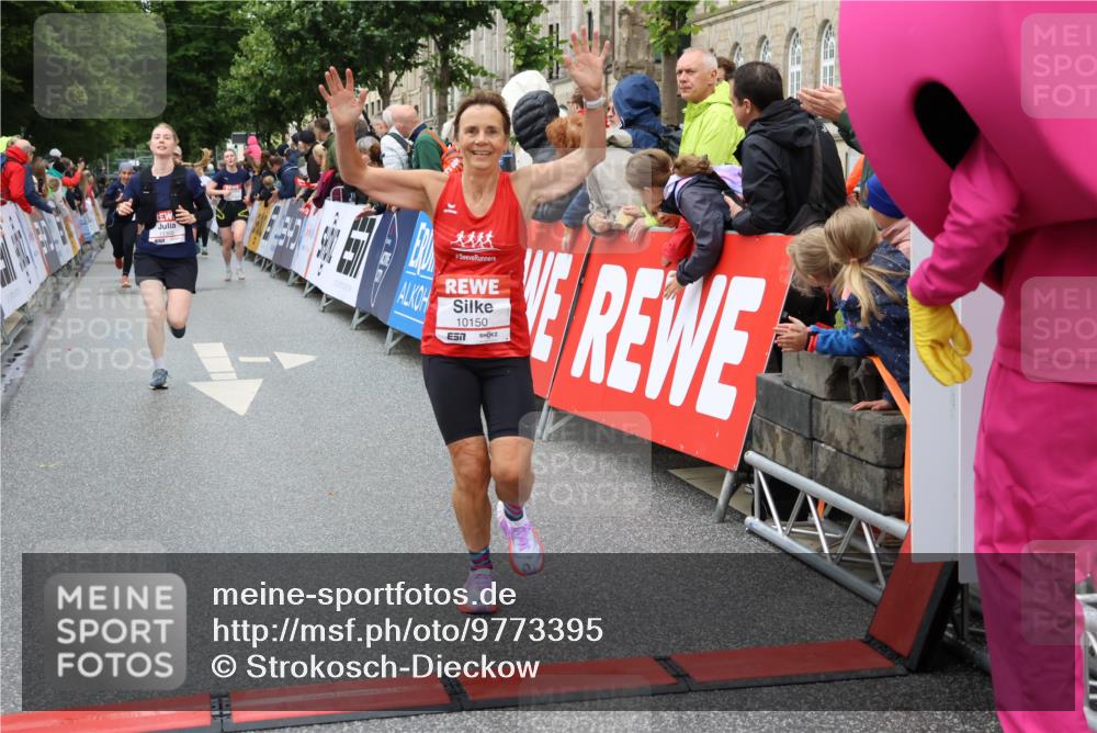 14.06.2026 - REWE Women's Run Strokosch-Dieckow http://msf.ph/oto/9773395 14.06.2026 09:55:30 Ziel 10150, 10598, 11300, 11443 meine-sportfotos.de